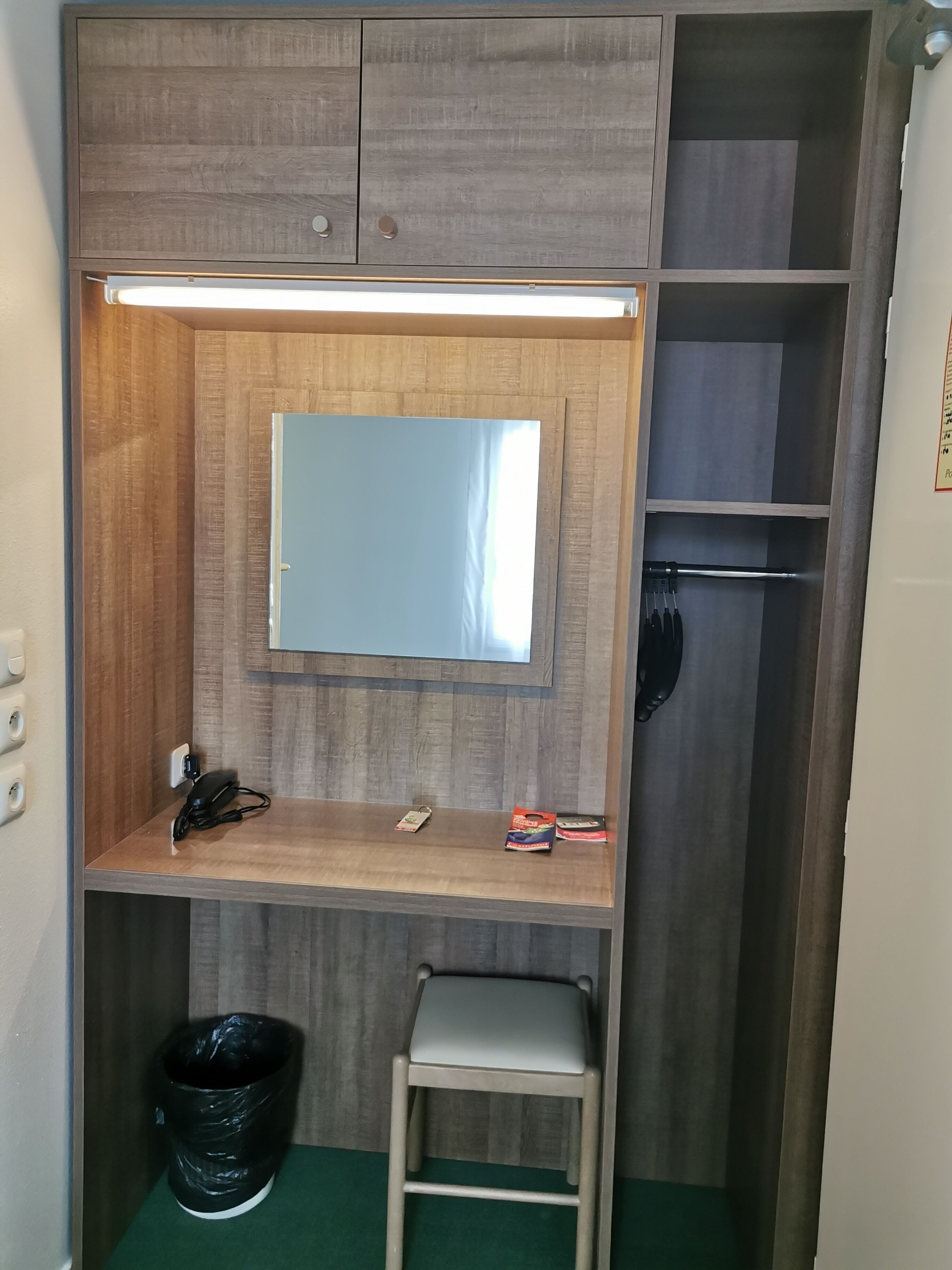 Basic Twin Room | Desk, free WiFi