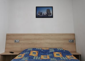 Desk, free WiFi - Alpha Hotel (Bouafle)