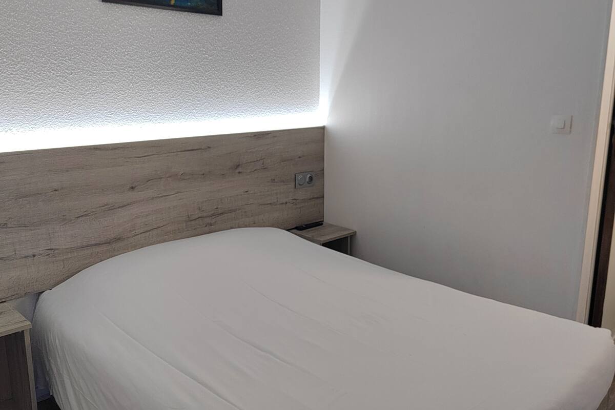 Chambre double, salle de bain privée | Bureau, accès au Wi-Fi (inclus)