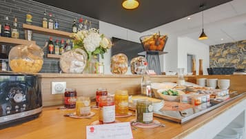 Petit déjeuner buffet (11.5 EUR par personne)