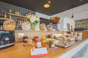 Café da manhã com buffet todos os dias mediante uma taxa