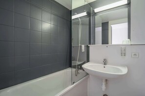 Desk, blackout drapes, soundproofing, free WiFi - Brit Hotel Reims la Neuvillette (Reims)