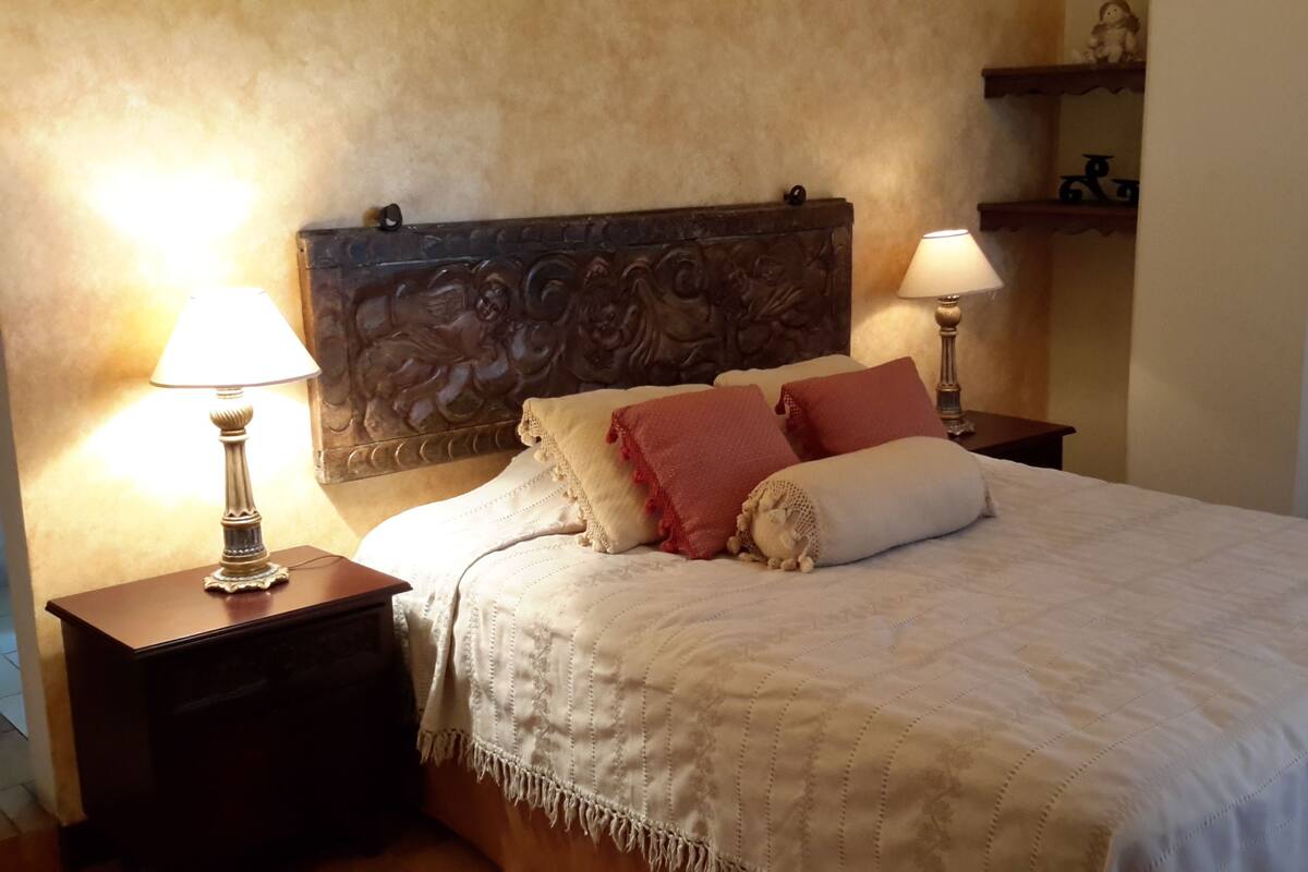 Down duvets, in-room safe, desk, iron/ironing board (on request)