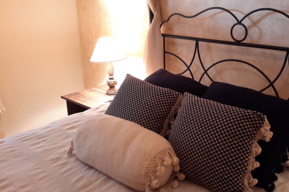 Down duvets, in-room safe, desk, iron/ironing board (on request)