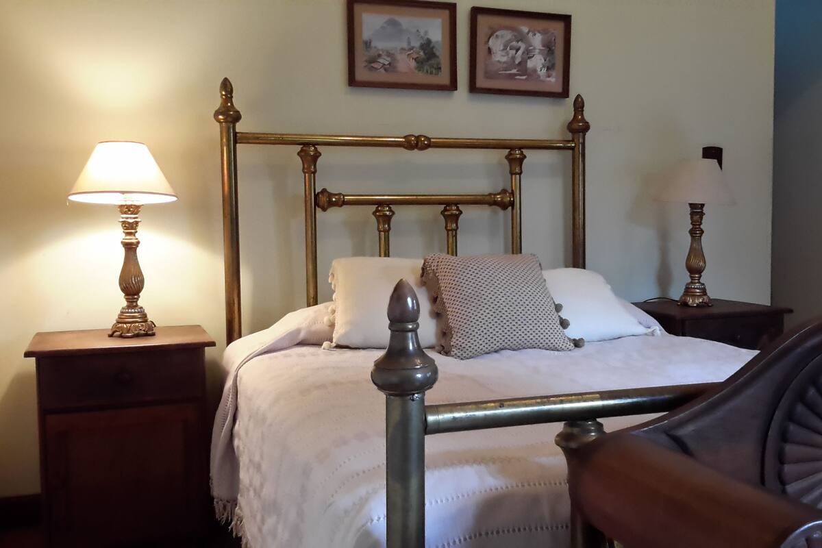 Down duvets, in-room safe, desk, iron/ironing board (on request)