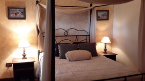 Quarto solteiro real, suíte, na torre | Edredons de pluma, cofres nos quartos, individualmente decorados