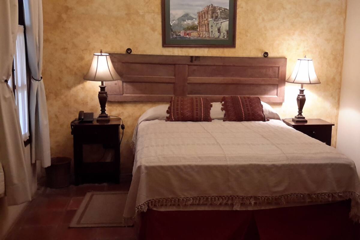Down duvets, in-room safe, desk, iron/ironing board (on request)