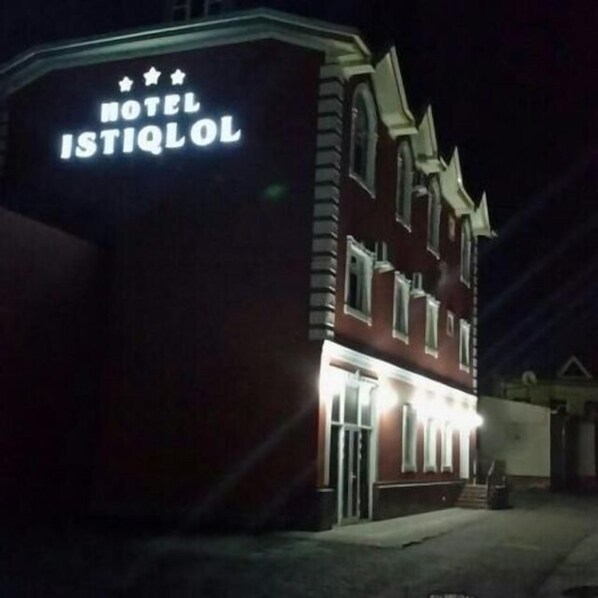 Fassade der Unterkunft – Abend/Nacht