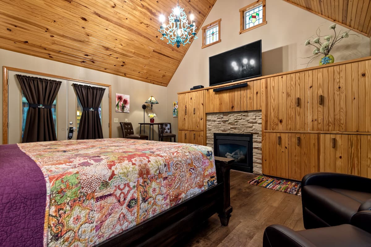 Cabin (Magnolia) | Premium bedding, pillowtop beds, individually decorated