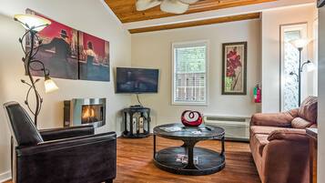 Kabin (Maple) | Area keluarga | Televisi LED 55-inci dengan saluran TV digital dan smart speaker