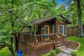Front of property - The Woods Cabins (Eureka Springs)