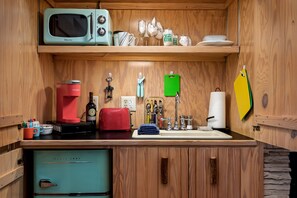 Huisje (Willow) | Privékitchenette | Een koelkast, een microgolfoven, een koffiezetapparaat/waterkoker