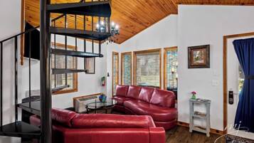 Kabin, 2 kamar tidur | Area keluarga | Televisi LED 55-inci dengan saluran TV digital dan smart speaker