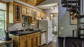 Cabin, 2 Bedrooms | Shared kitchen | Fridge, microwave, coffee/tea maker, toaster