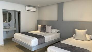 Kolmen hengen comfort-huone | Tallelokero huoneessa, ilmainen Wi-Fi