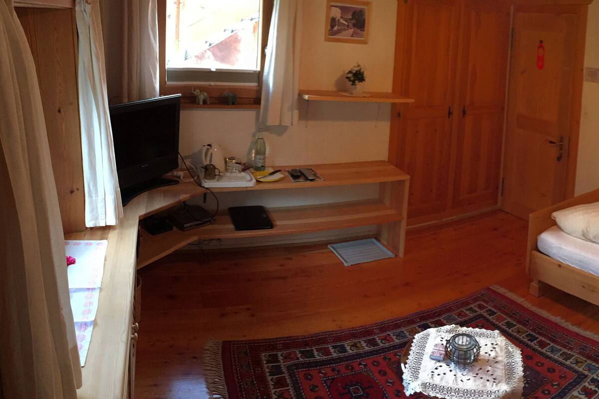 Basic Single Room, 1 Bedroom | Minibar, in-room safe, individually decorated, individually furnished