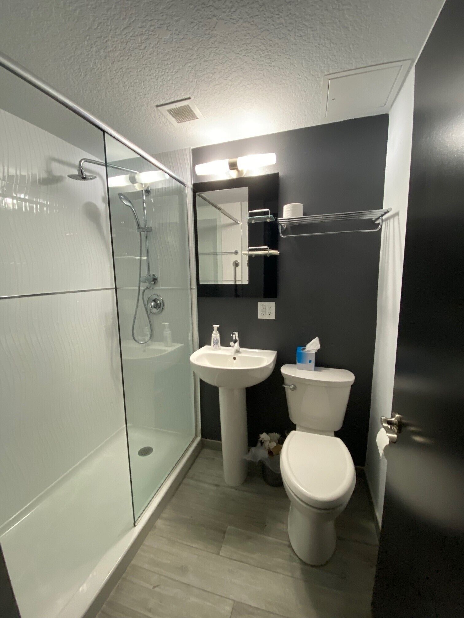 combined shower/bathtub, free toiletries, hair dryer, towels