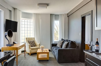 TV and other in room entertainment at Streamline Hotel