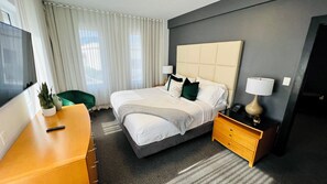 Suíte, várias camas (Two Bedroom Suite w/ Two Queens and O) | Roupas de cama premium, cofres nos quartos, individualmente decorados