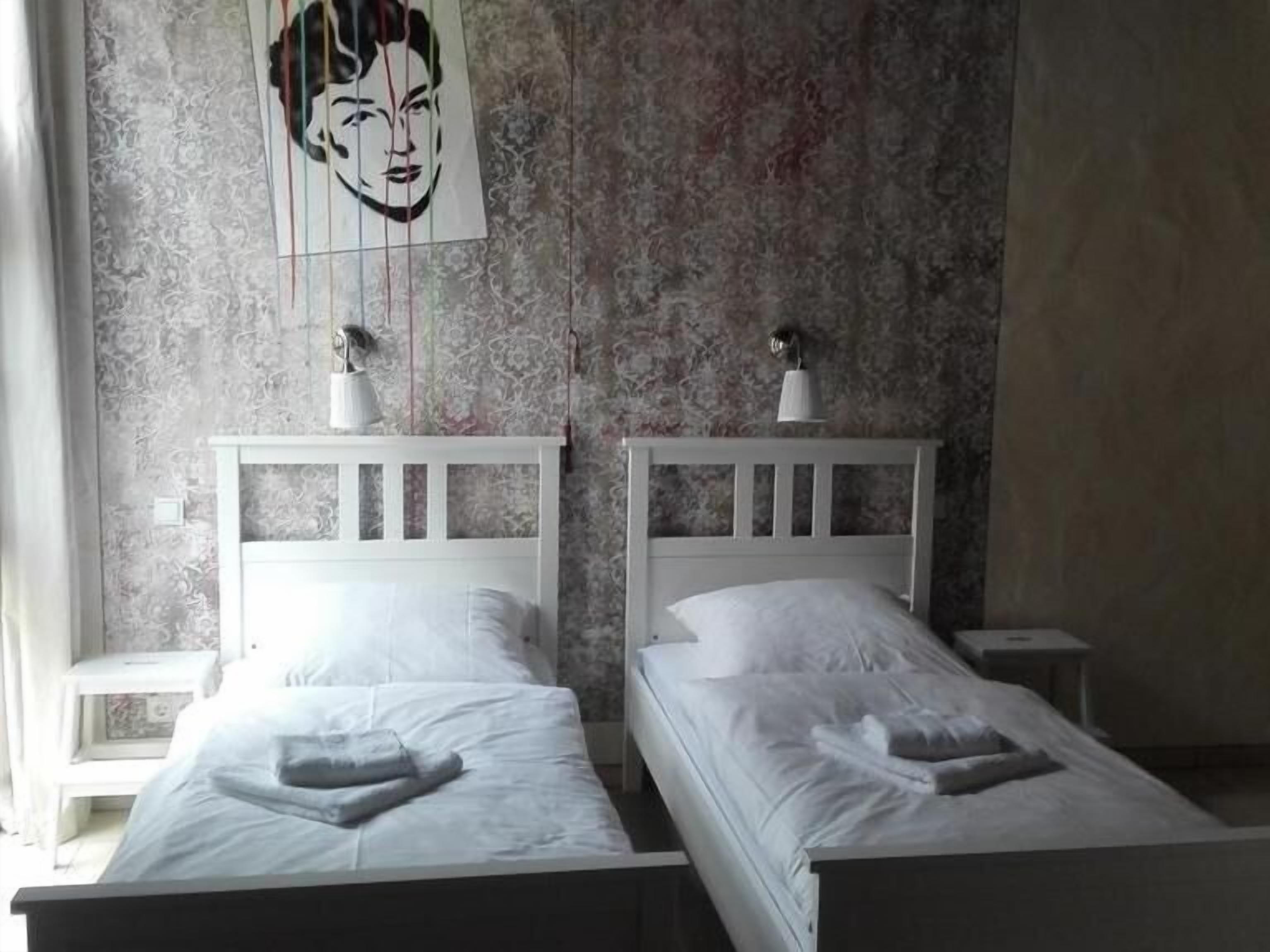 standard room, ensuite (6 bett) | individually decorated, individually furnished, desk, laptop workspace