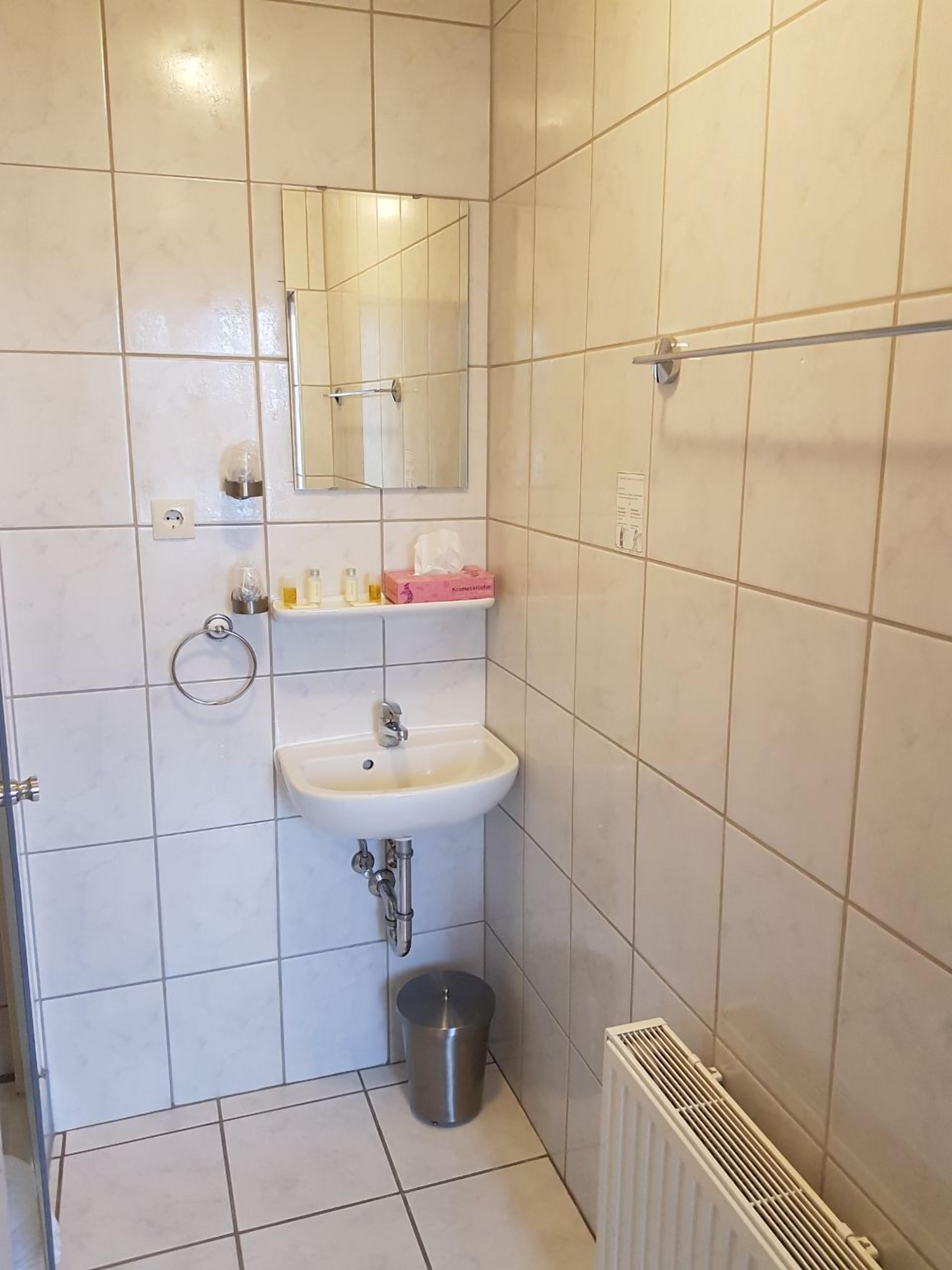 standard room, ensuite (4 personen) | bathroom | shower, free toiletries, hair dryer, towels