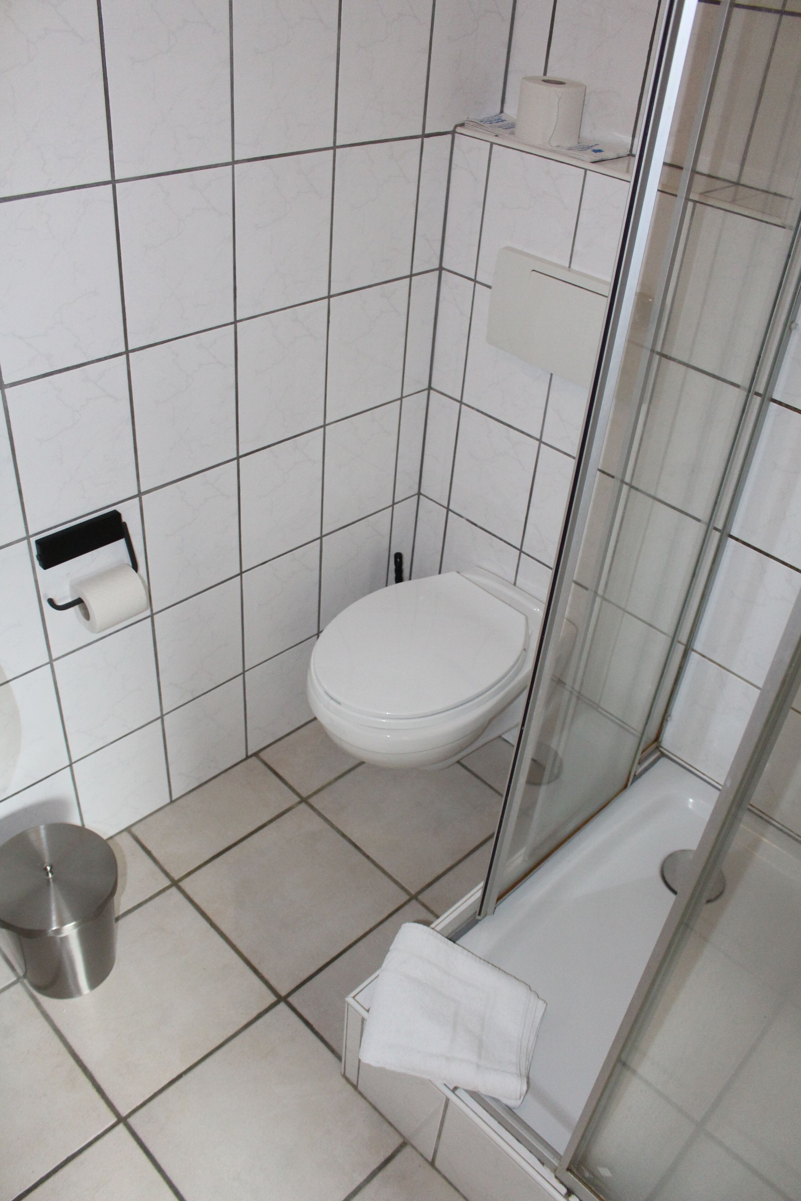 standard room, ensuite (5 bett) | bathroom | shower, free toiletries, hair dryer, towels