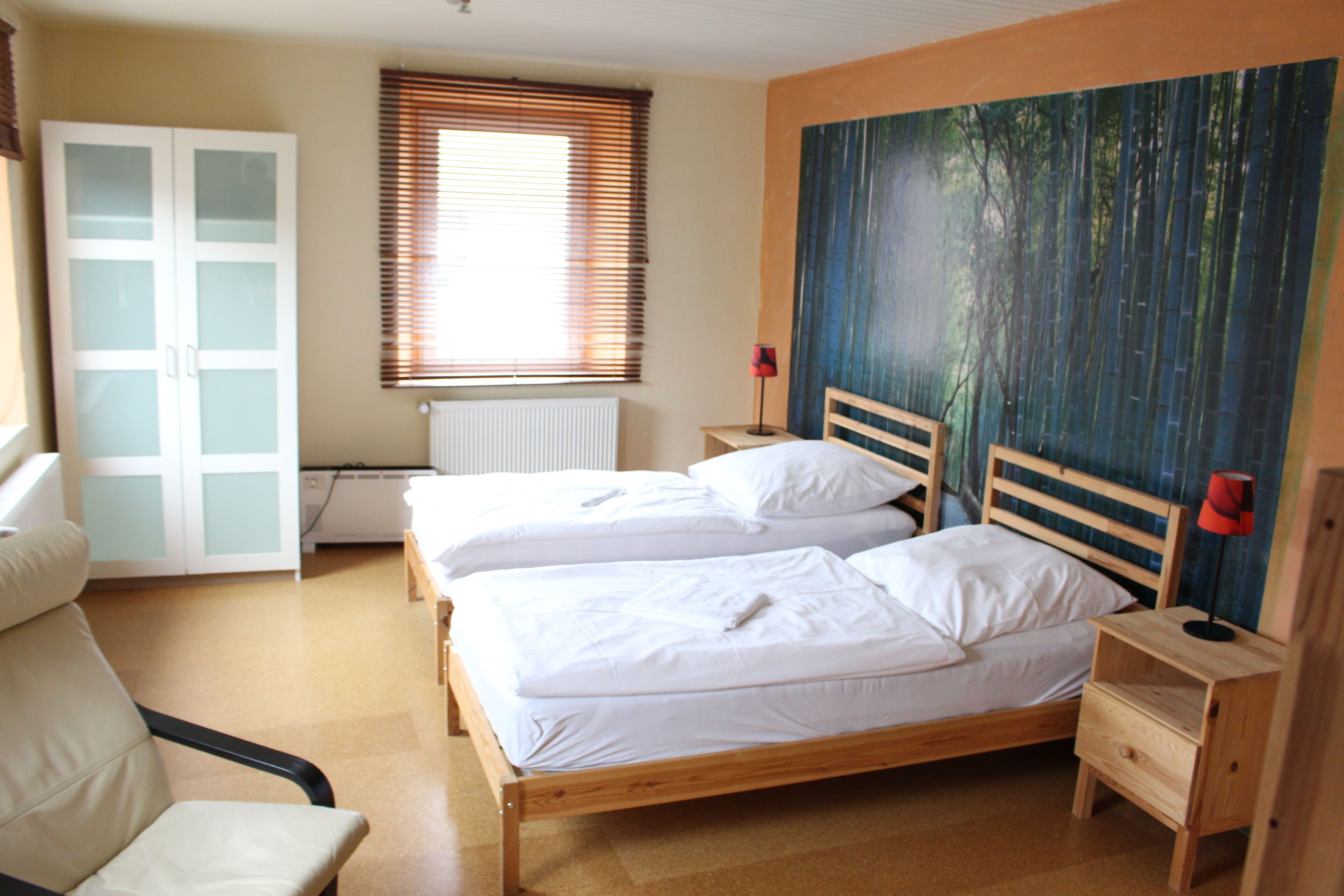 standard room, ensuite (5 bett) | individually decorated, individually furnished, desk, laptop workspace