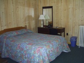 Desk, free WiFi, bed sheets - Cedar Grove Motel (Altoona)