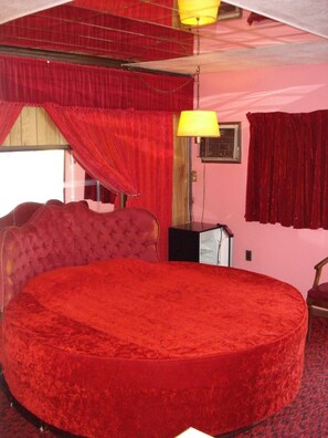 Round King Bed with jetted tub | Desk, free WiFi, bed sheets - Cedar Grove Motel (Altoona)