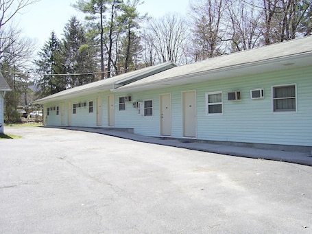 Exterior. Cedar Grove Motel