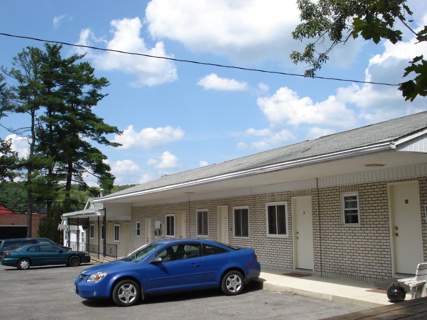 Un motel à deux étages, avec une façade en briques et un toit plat.