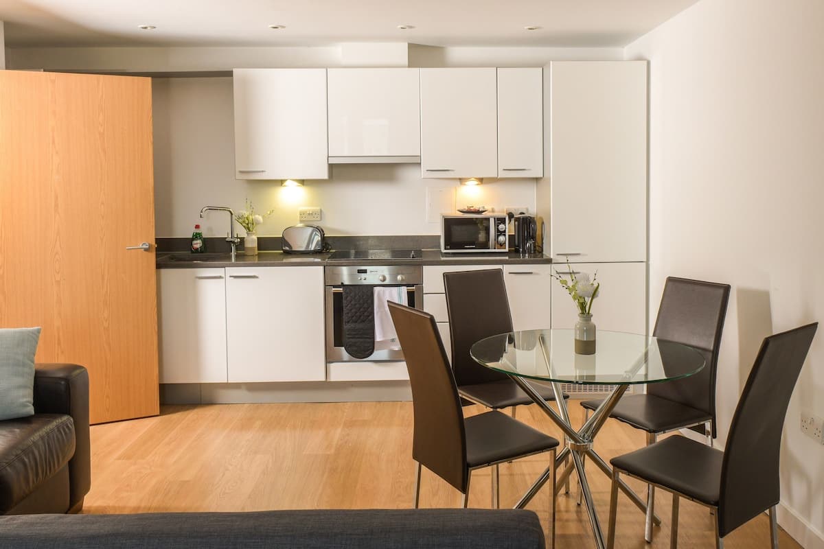 Superior-Apartment, 2 Schlafzimmer, barrierefrei, Küche (G) | Eigene Küche | Kühlschrank, Mikrowelle, Ofen, Herdplatte