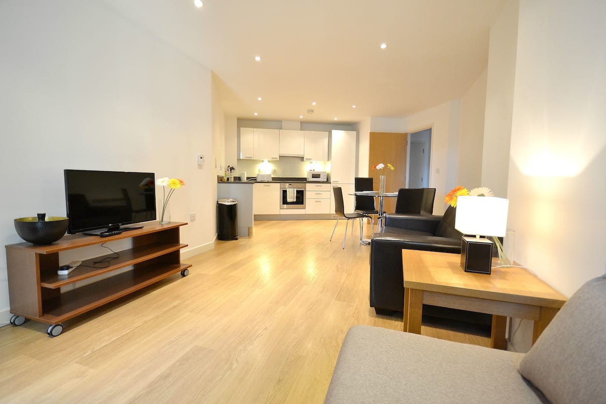 Superior-Apartment, 2 Schlafzimmer, barrierefrei, Küche (H) | 1 Schlafzimmer, hochwertige Bettwaren, Schreibtisch