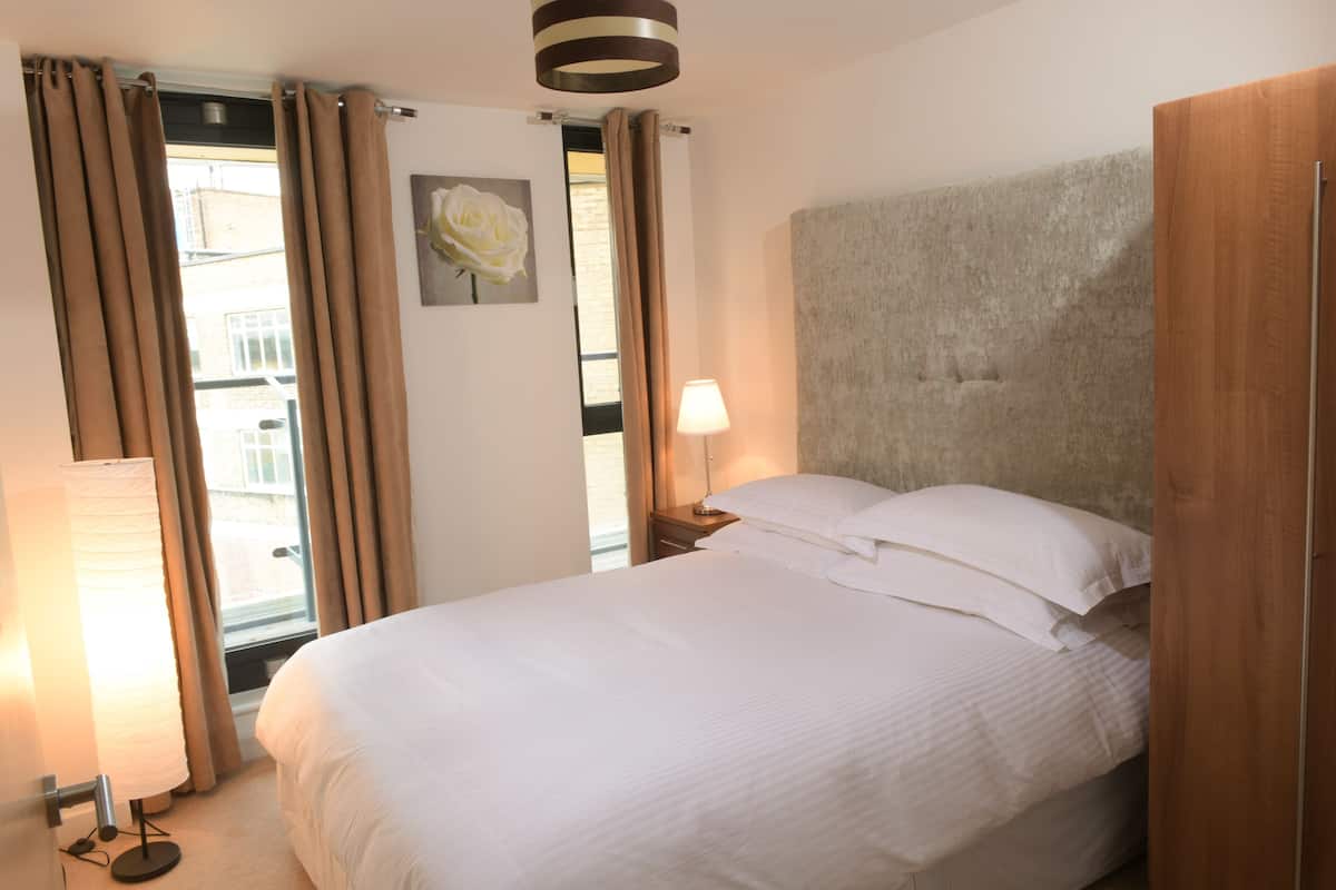 Superior-Apartment, 2 Schlafzimmer, barrierefrei, Küche (F) | 1 Schlafzimmer, hochwertige Bettwaren, Schreibtisch