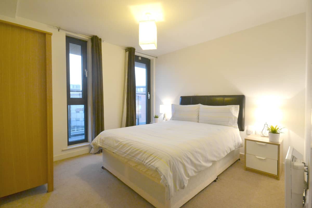 Superior-Apartment, 2 Schlafzimmer, barrierefrei, Küche (E) | 1 Schlafzimmer, hochwertige Bettwaren, Schreibtisch
