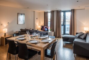 1 bedroom, premium bedding, desk, iron/ironing board - Base Apartments (London)