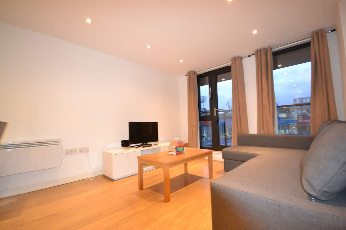 Superior-Apartment, 2 Schlafzimmer, barrierefrei, Küche (J) | Wohnbereich | Flachbildfernseher