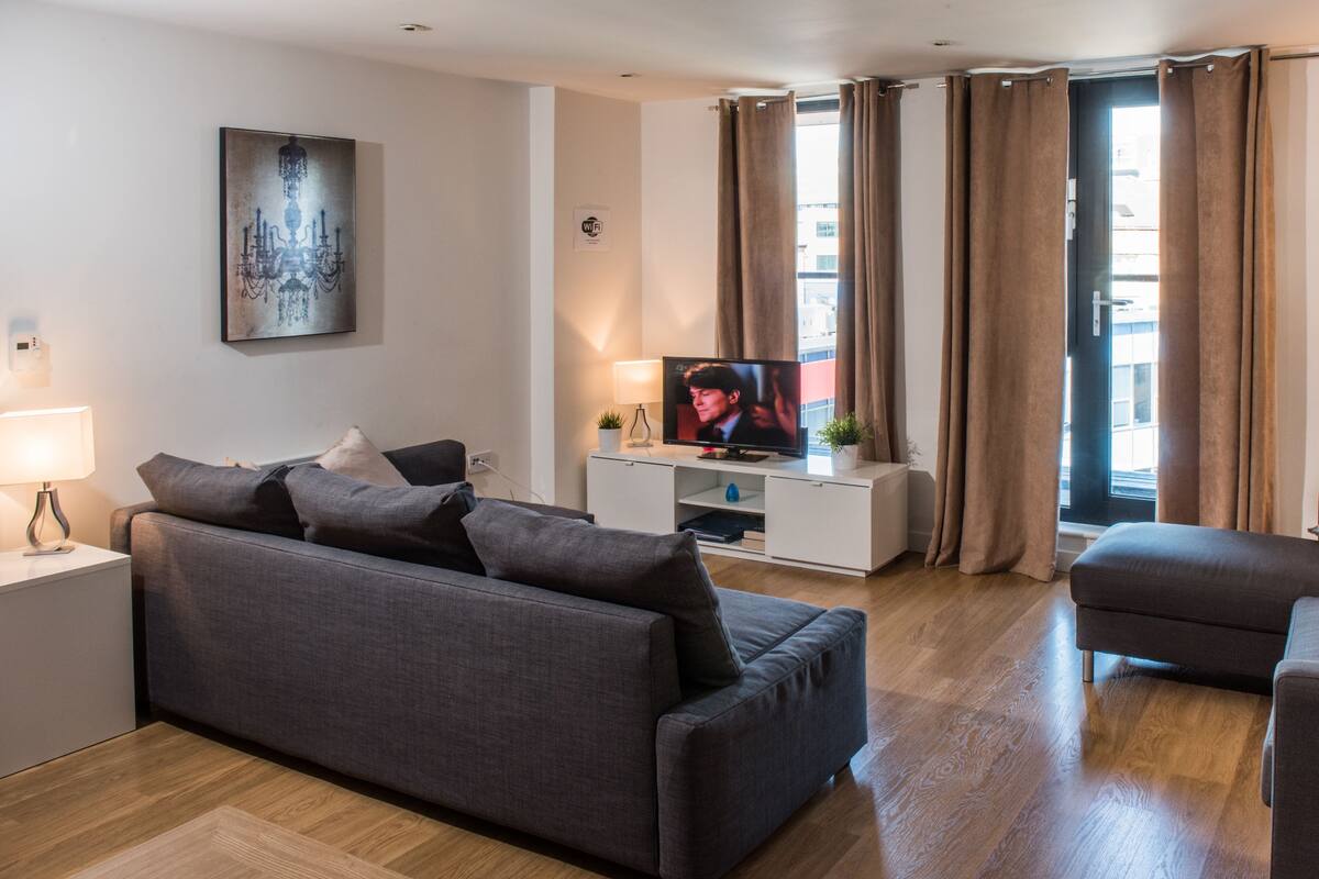 Superior-Apartment, 2 Schlafzimmer, barrierefrei, Küche (C) | Wohnzimmer | Flachbildfernseher