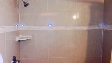 Shower, free toiletries