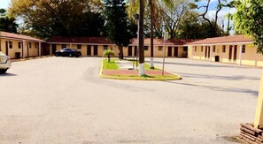 Property grounds - Cadillac Motel (Sarasota)