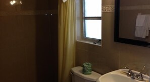 Shower, free toiletries - Cadillac Motel (Sarasota)