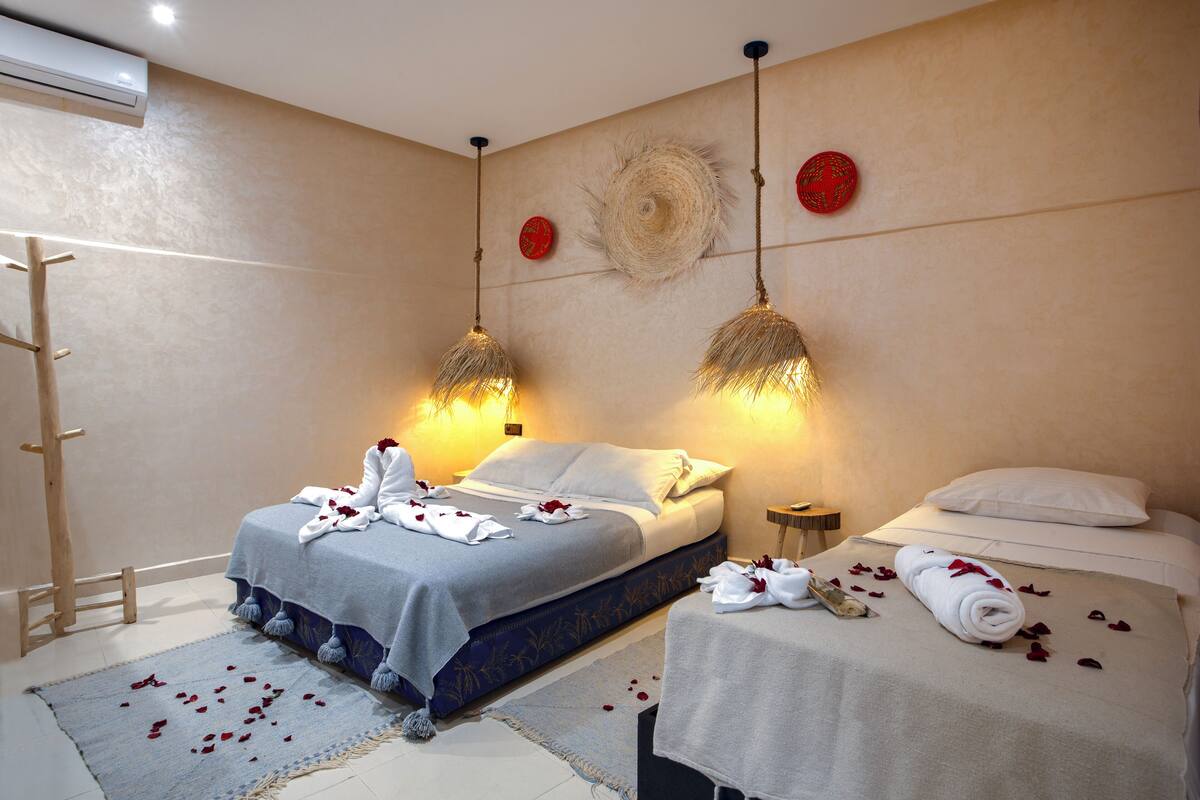 Tabla de planchar con plancha, wifi gratis, ropa de cama