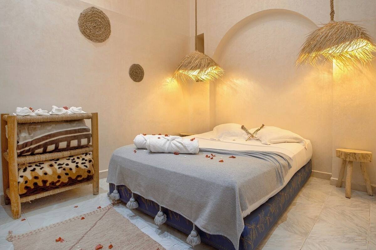 Habitación económica con 1 cama doble o 2 individuales, baño privado | Tabla de planchar con plancha, wifi gratis, ropa de cama