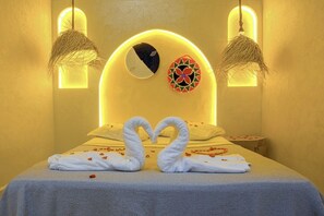 Tabla de planchar con plancha, wifi gratis y ropa de cama 
