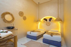 Habitación doble económica, baño compartido | Tabla de planchar con plancha, wifi gratis y ropa de cama 