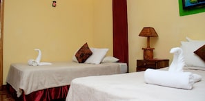 Habitación triple | Escritorio y internet por cable gratis