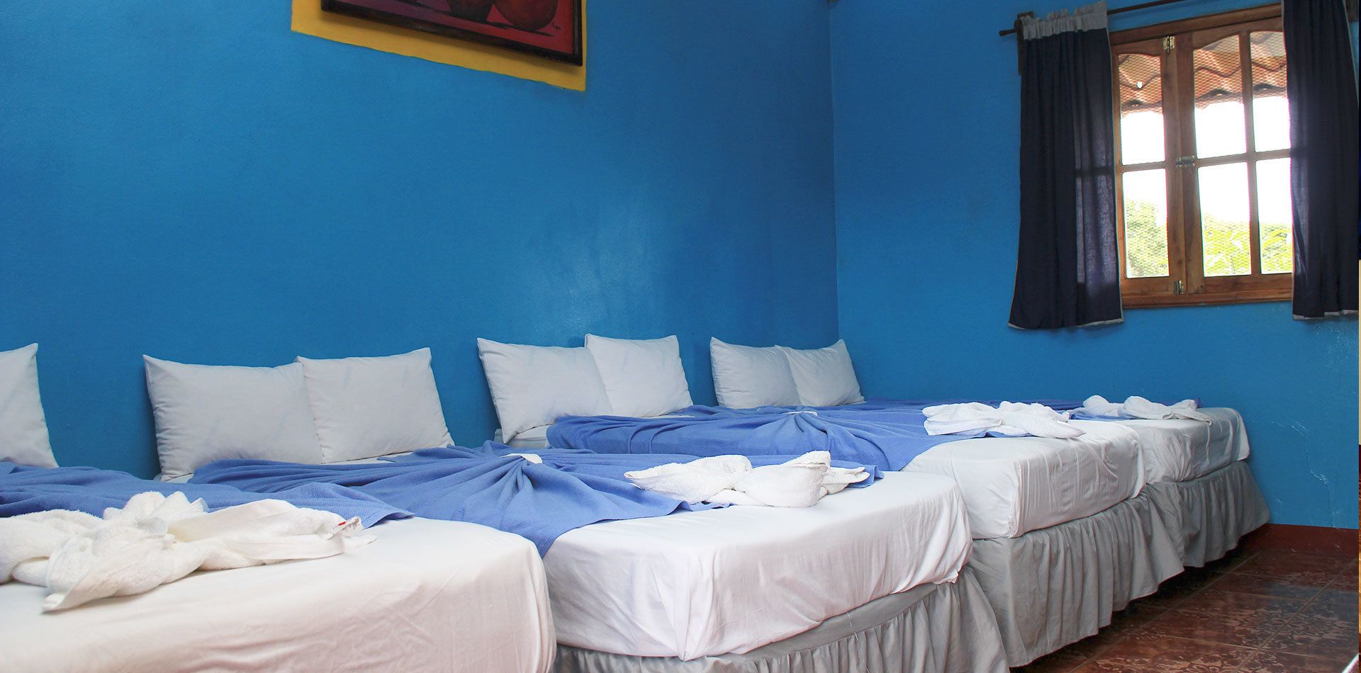 Habitación cuádruple, 2 camas matrimoniales | Escritorio y internet por cable gratis 