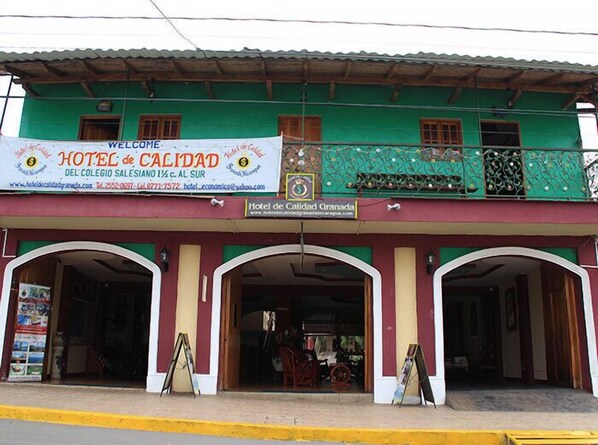 Vista frontal de la propiedad