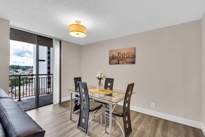 Apartamento clásico, 2 habitaciones, cocina, vistas a la ciudad | Comedor