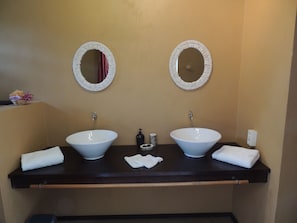 Chambre Double, 2 lits une place, vue jardin | Salle de bain